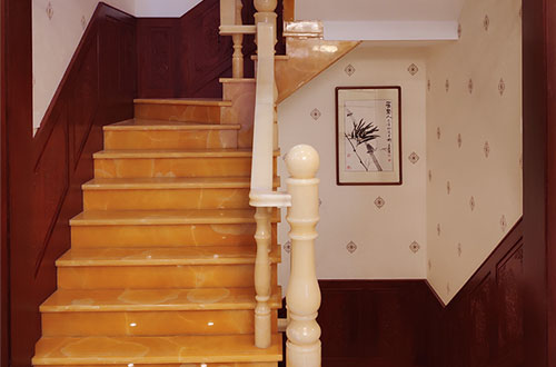 水满乡中式别墅室内汉白玉石楼梯的定制安装装饰效果